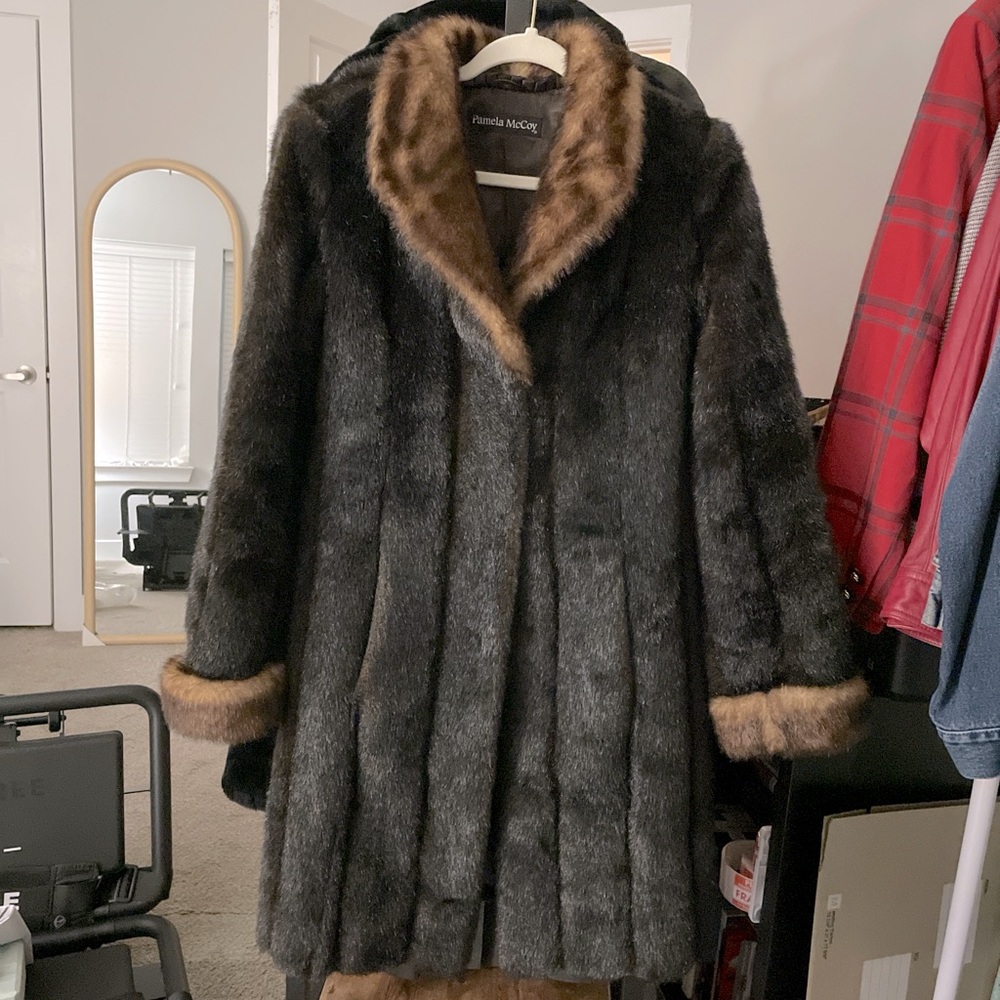 AMERICAN 90s VINTAGE -“Pamela McCoy" Faux Fur Coat